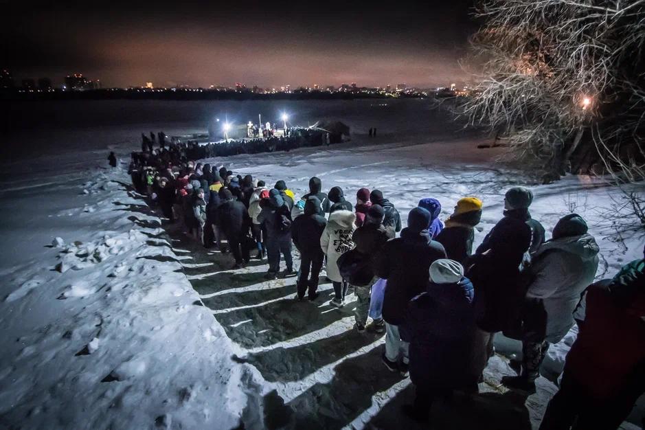 Фото В Новосибирске отмечают Крещение Господне: 10 морозных фото у ночной купели 11