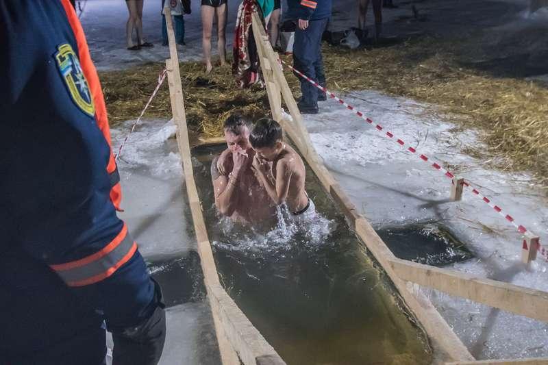 Фото Была простая, стала святая: в РПЦ рассказали об освящении воды на Крещение-2022 5