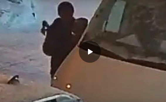 Нападение мужчины с топором в Хакасии. Рыбаки топором разбили машину. Нападение с топором абакан