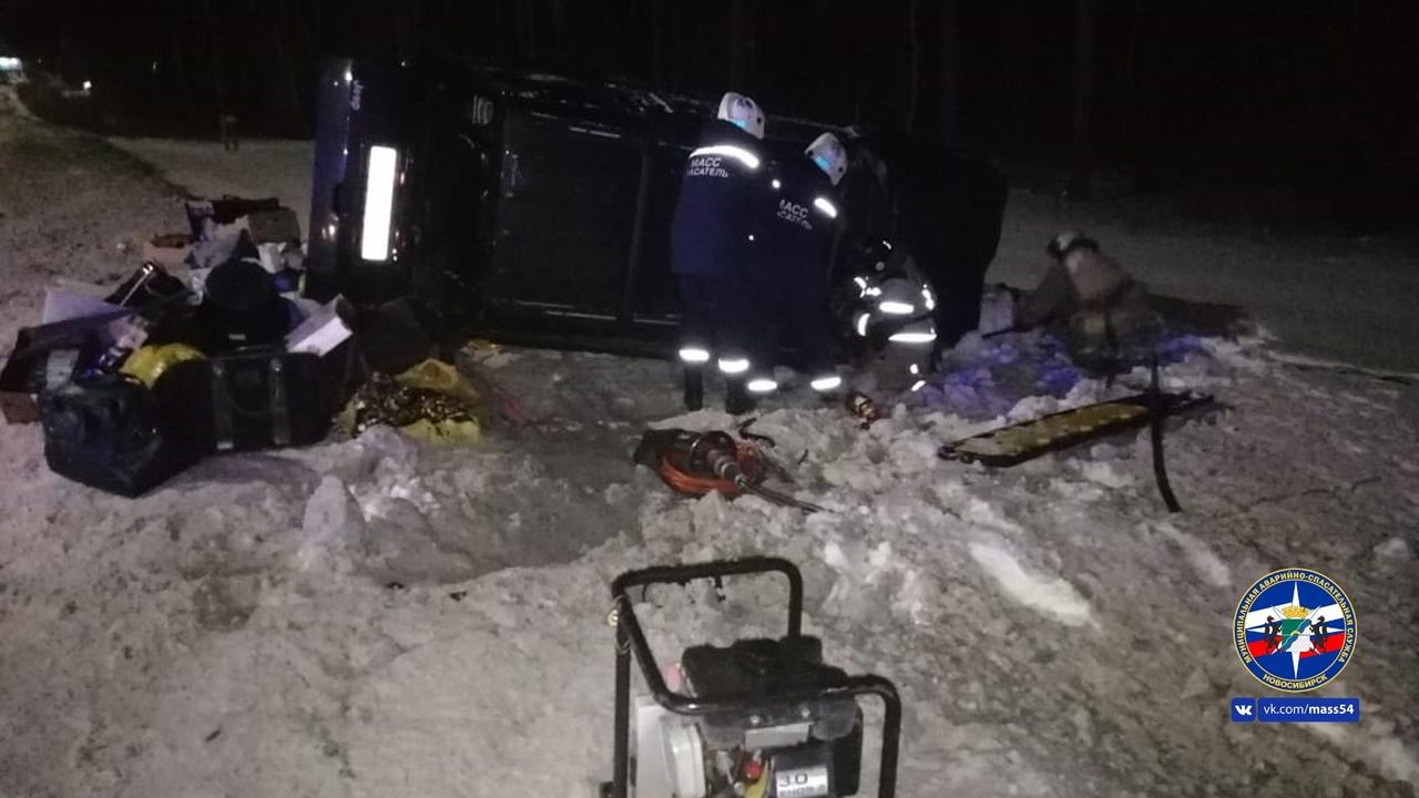 Фото В Новосибирске спасатели разрезали крышу Jeep и достали погибшего водителя 2