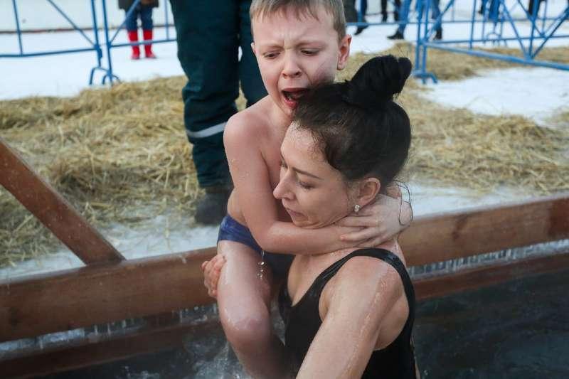 Фото Была простая, стала святая: в РПЦ рассказали об освящении воды на Крещение-2022 3