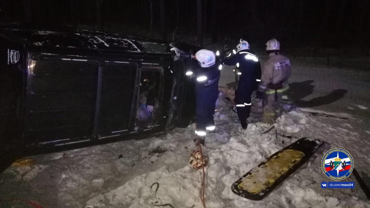 Фото В Новосибирске спасатели разрезали крышу Jeep и достали погибшего водителя 3