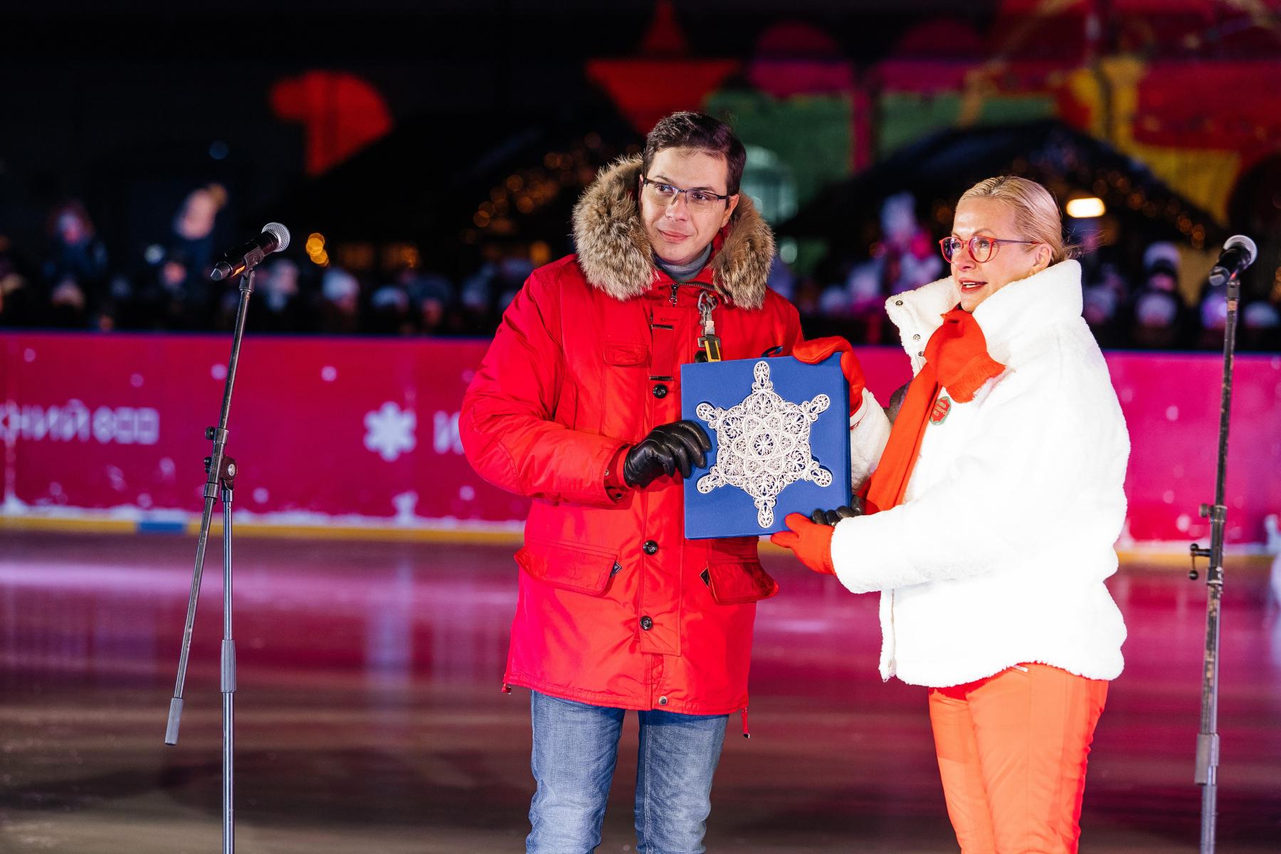 Фото Новосибирск встречает символ новогодней столицы России – хрустальную снежинку – прямая трансляция 2