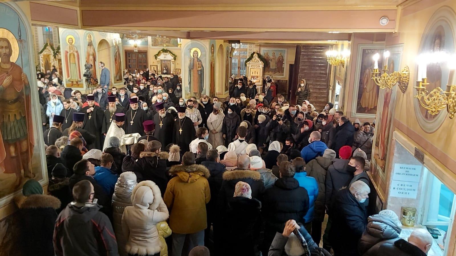 Фото В Новосибирске православные верующие отмечают Рождество Христово – 2022 5