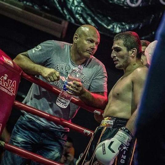 Фото «Он вышел как мешок для избиения»: тренер погибшего на ринге боксёра из Новосибирска Ареста Саакяна объяснил смертельный нокаут подопечного 10