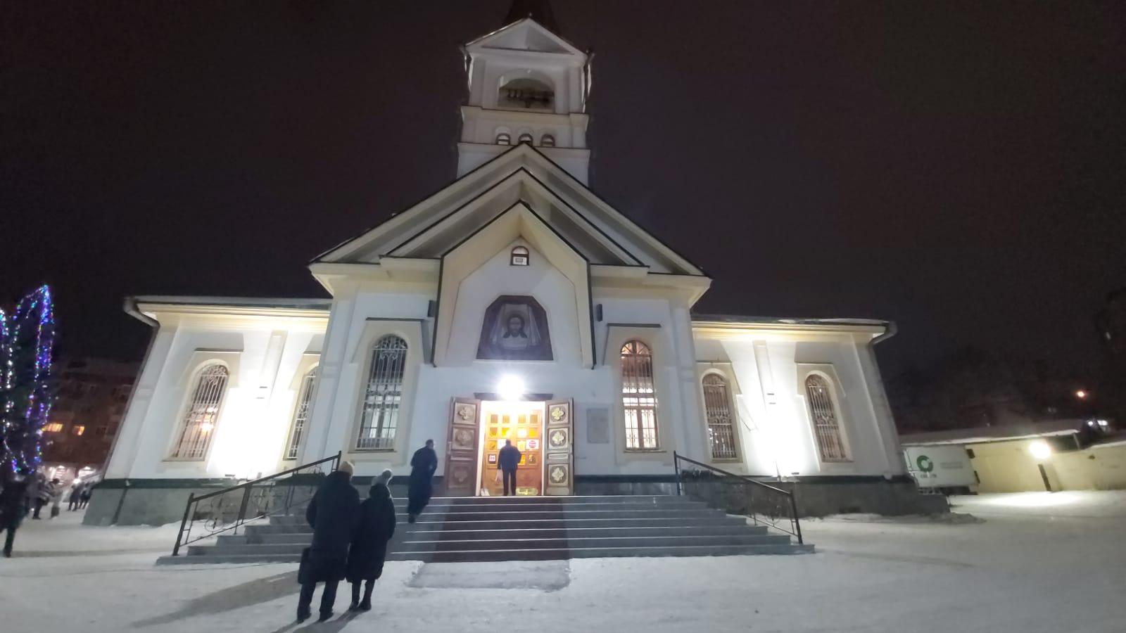 Фото В Новосибирске православные верующие отмечают Рождество Христово – 2022 4