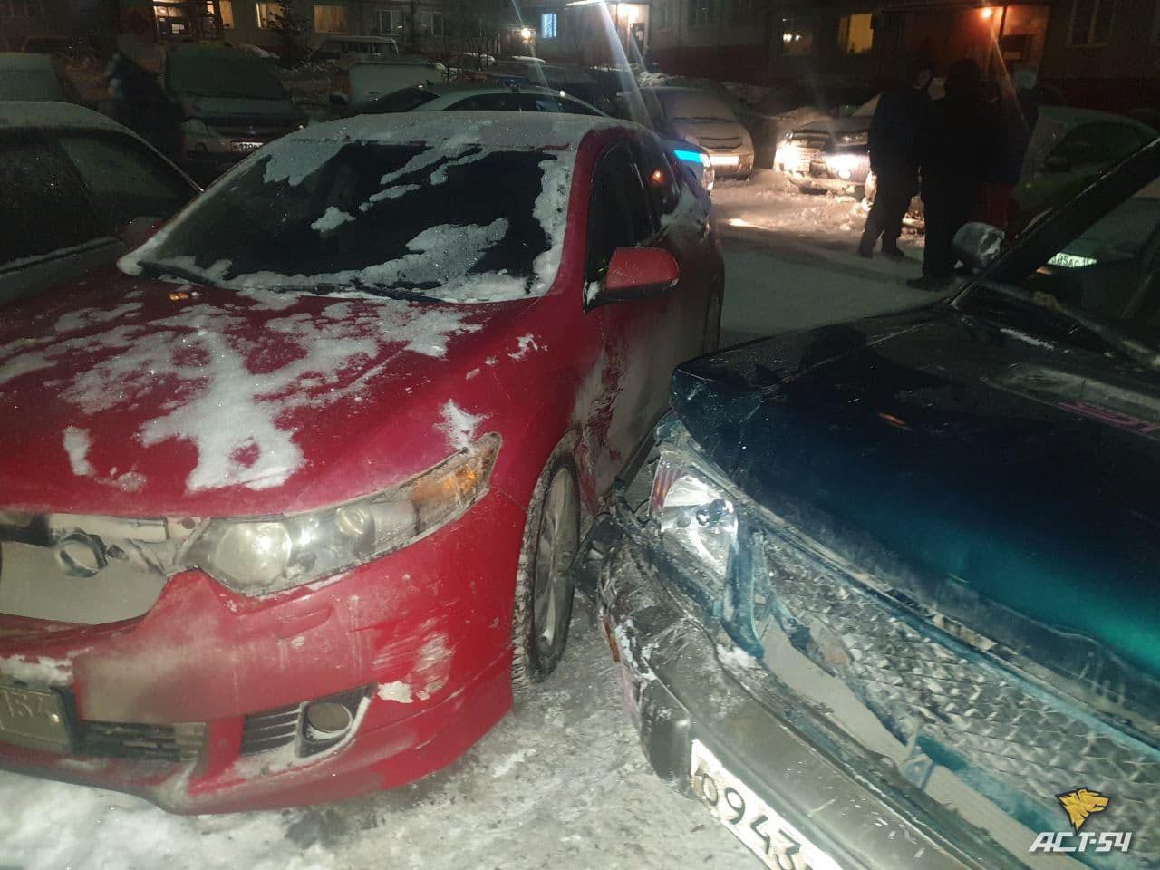 Фото В Новосибирске пьяный водитель на Subaru разбил семь машин во дворе 4