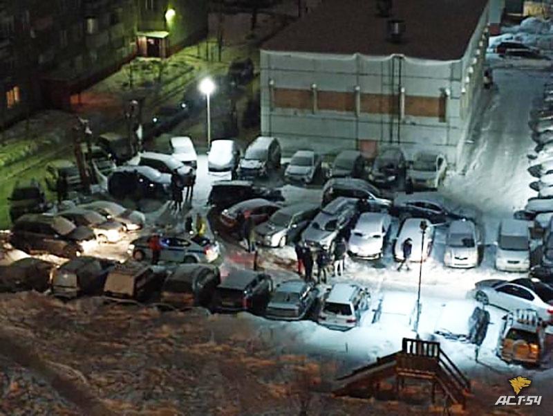 Фото В Новосибирске пьяный водитель на Subaru разбил семь машин во дворе 2