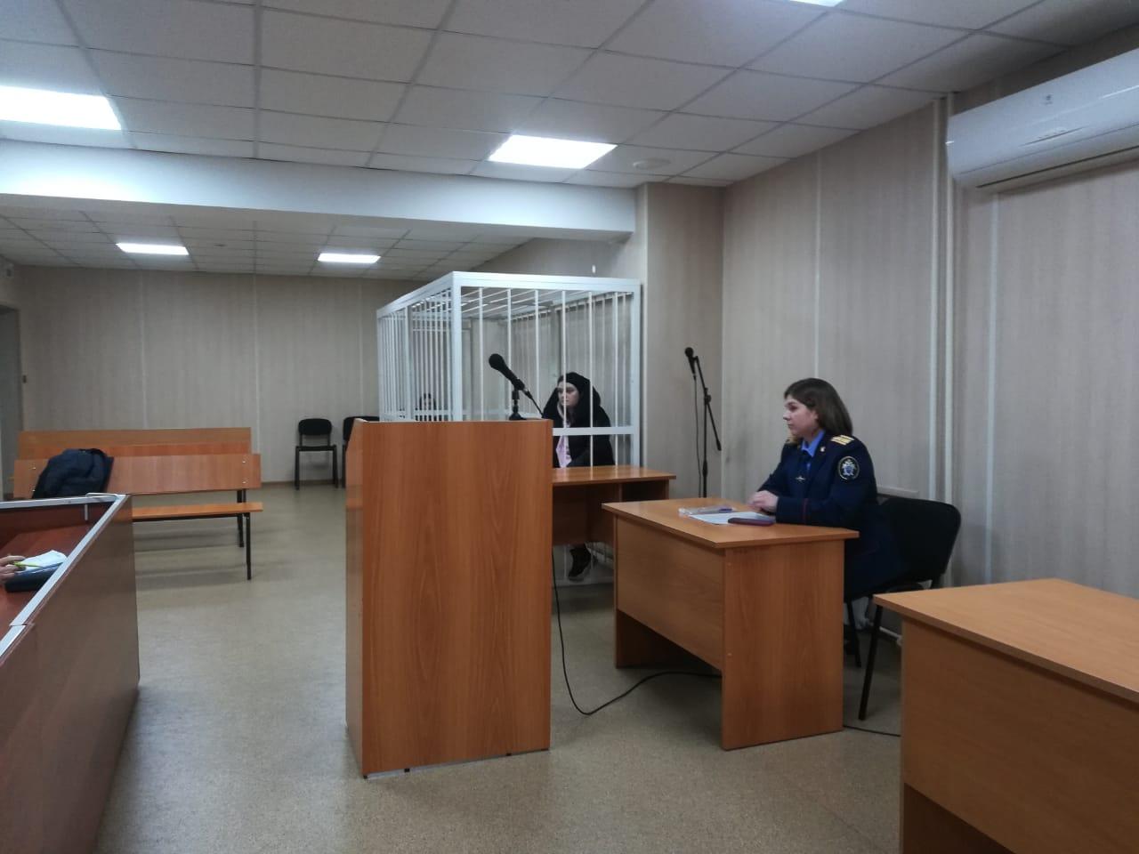Фото В Новосибирске мать задохнувшихся на пожаре детей отпустили домой из зала суда - текстовый онлайн 5