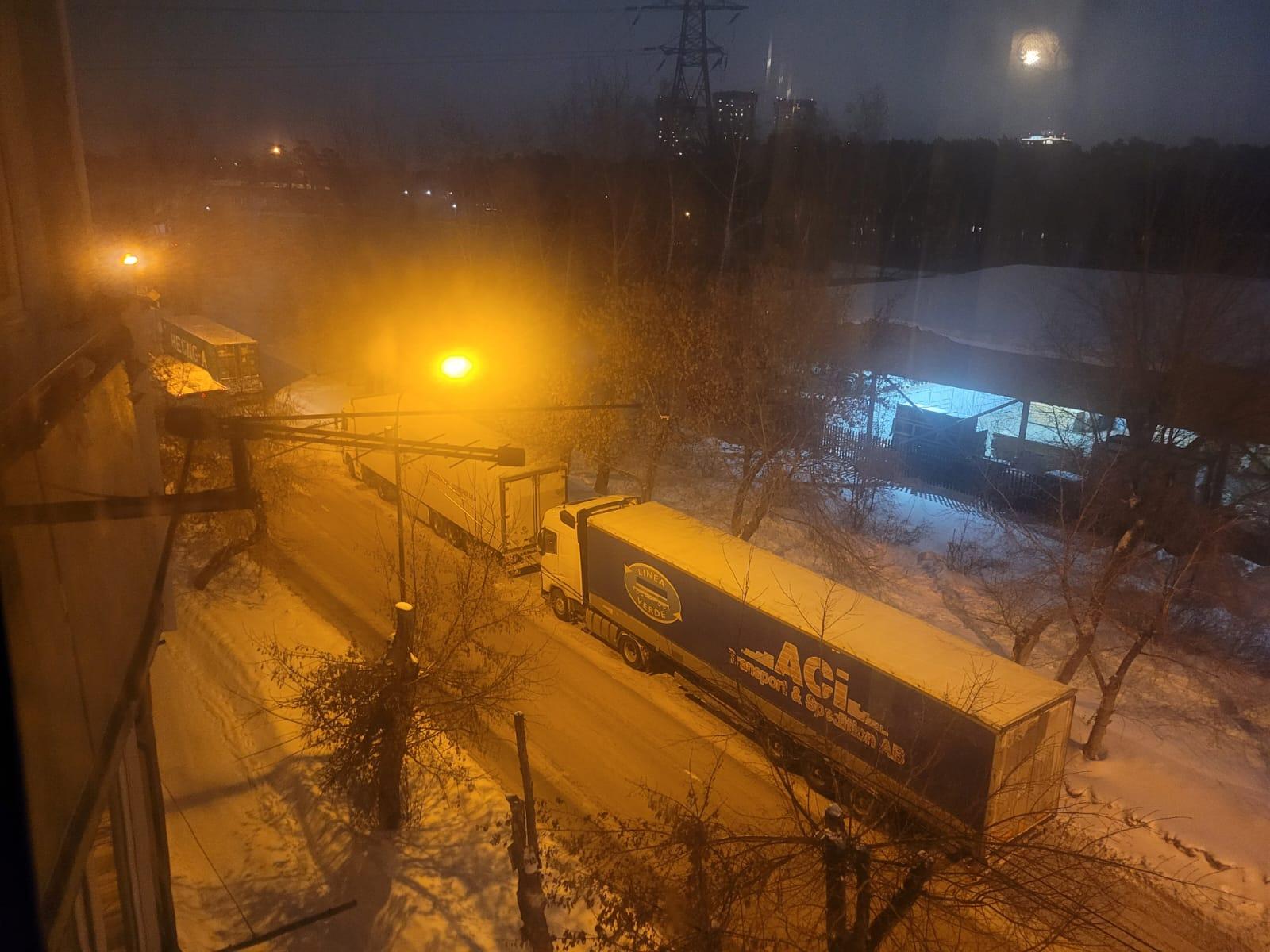 Фото В Новосибирске на улице Даргомыжского фуры оставили водителям полполосы для проезда 3