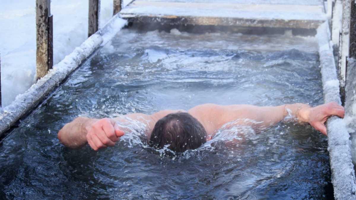Фото Крещенские морозы-2023: желающие окунуться в прорубь 19 января в ужасе от прогноза погоды на Крещение 3