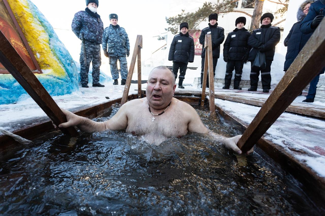 Фото В Новосибирской области 1 000 осуждённых окунулись в купели на Крещение 8