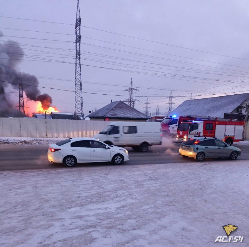 Фото В Ленинском районе Новосибирска горят три частных дома 2