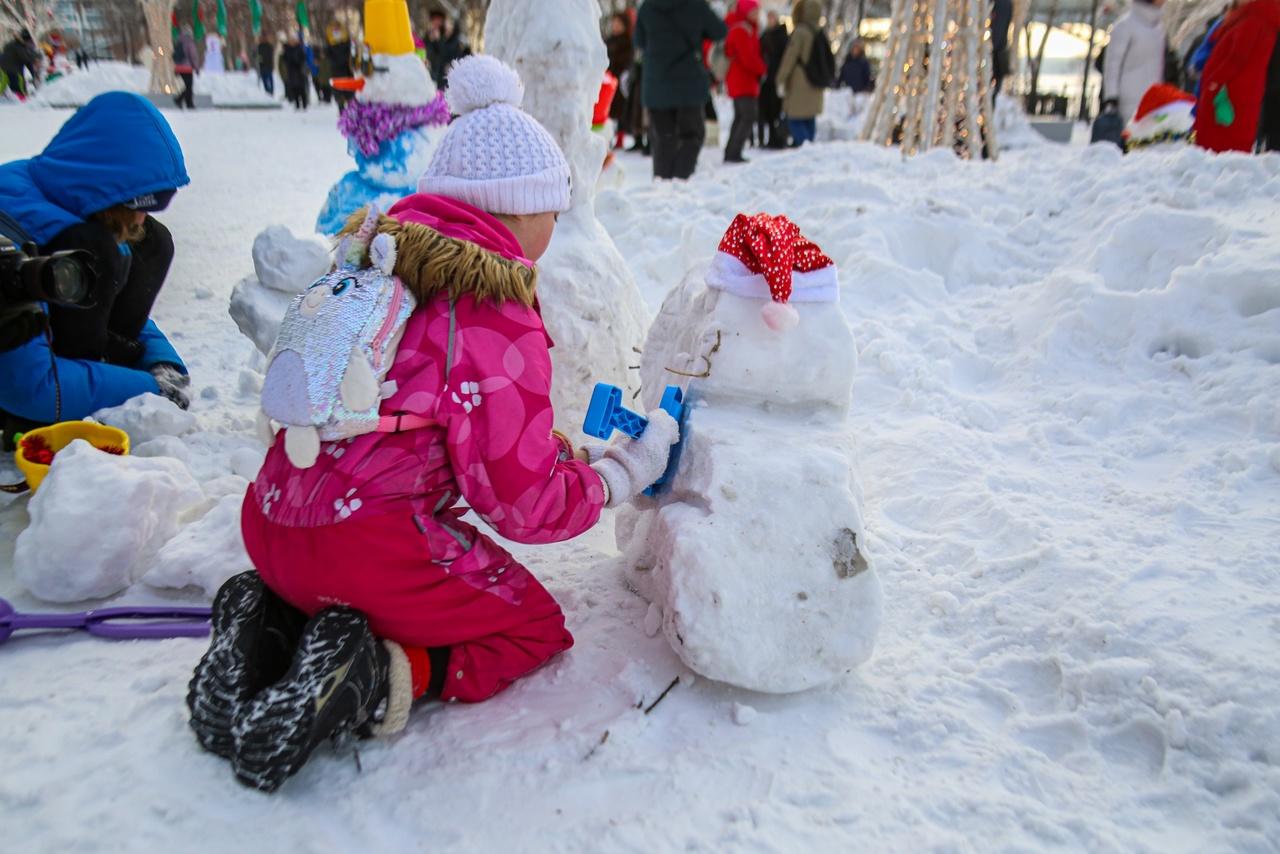 Фото В Новосибирске 2 января начался фестиваль Снежных баб — 10 лучших фото с открытия 12