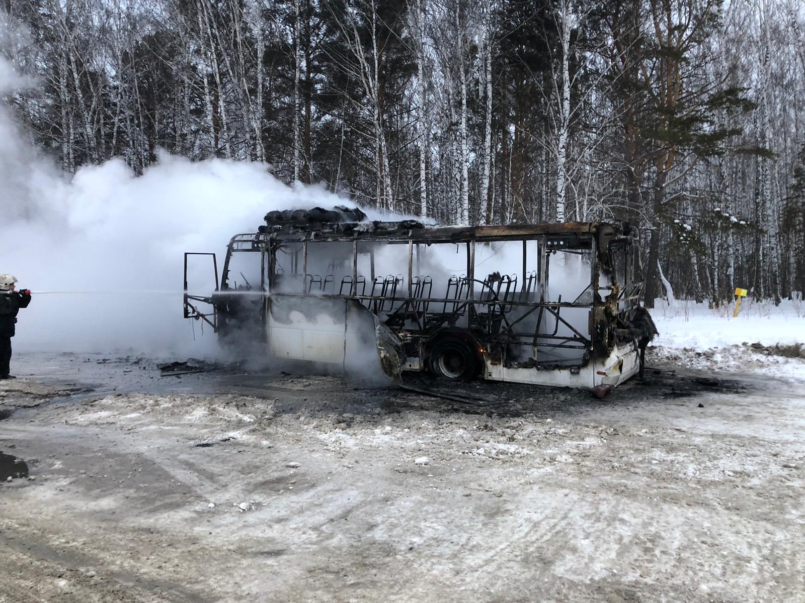 Фото В Новосибирске загорелся автобус около Центра медицины 2