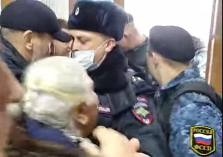 Фото В Новосибирске на суде о дискредитации ВС РФ произошла массовая потасовка 2