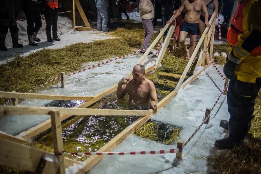 Фото В Новосибирске показали фото с празднования Крещения 19 января 9