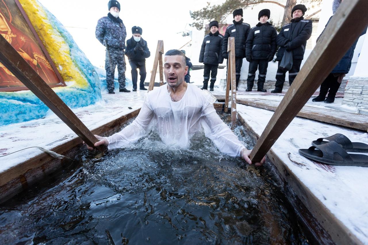 Фото В Новосибирской области 1 000 осуждённых окунулись в купели на Крещение 4