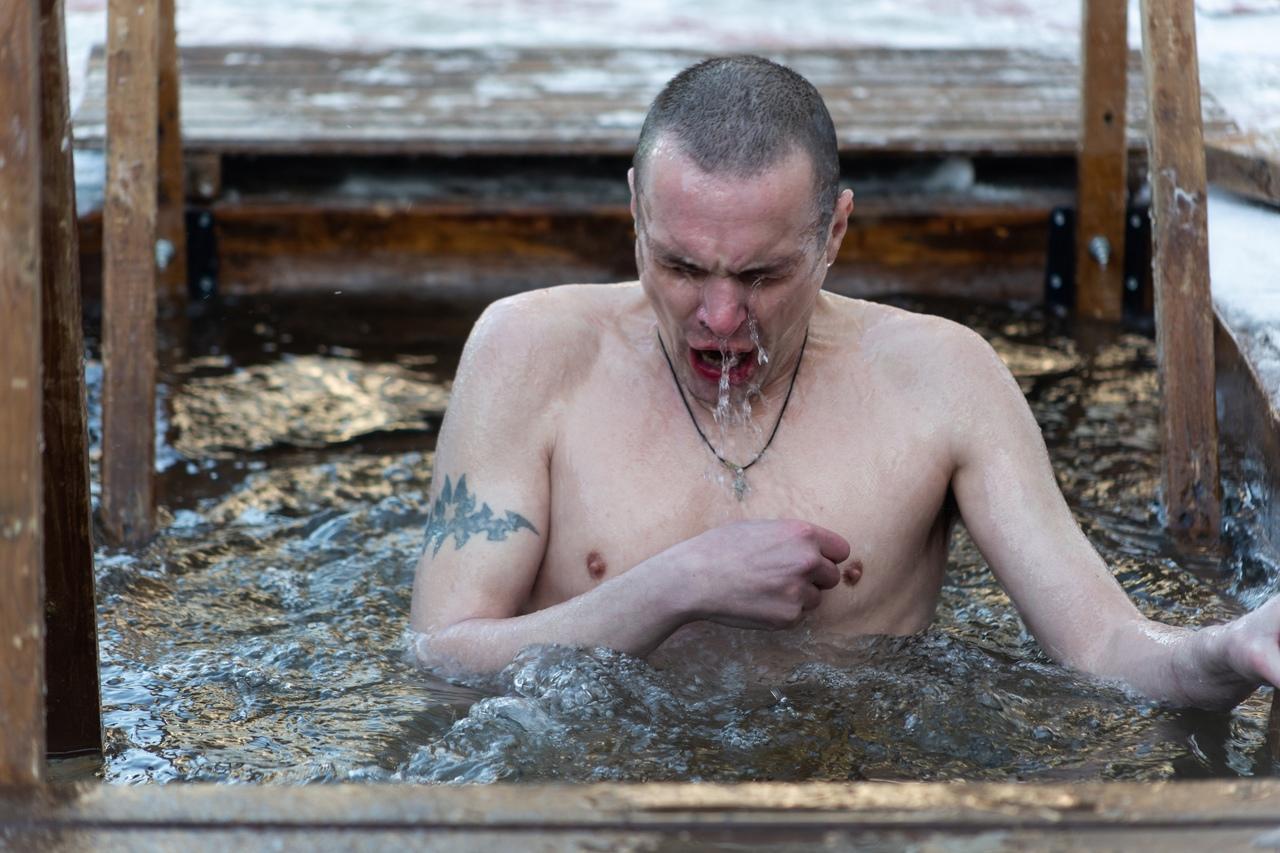 Фото В Новосибирской области 1 000 осуждённых окунулись в купели на Крещение 7