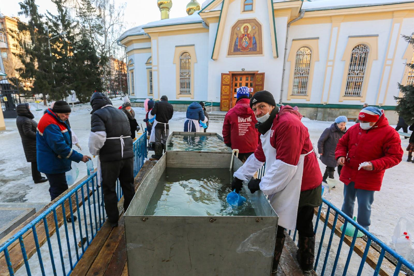 Фото Раздача святой воды началась в храмах Новосибирска на Крещение 2