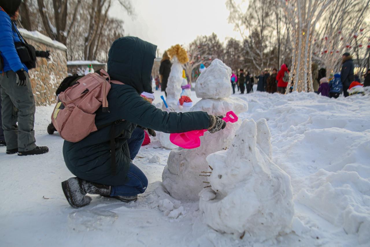 Фото В Новосибирске 2 января начался фестиваль Снежных баб — 10 лучших фото с открытия 5