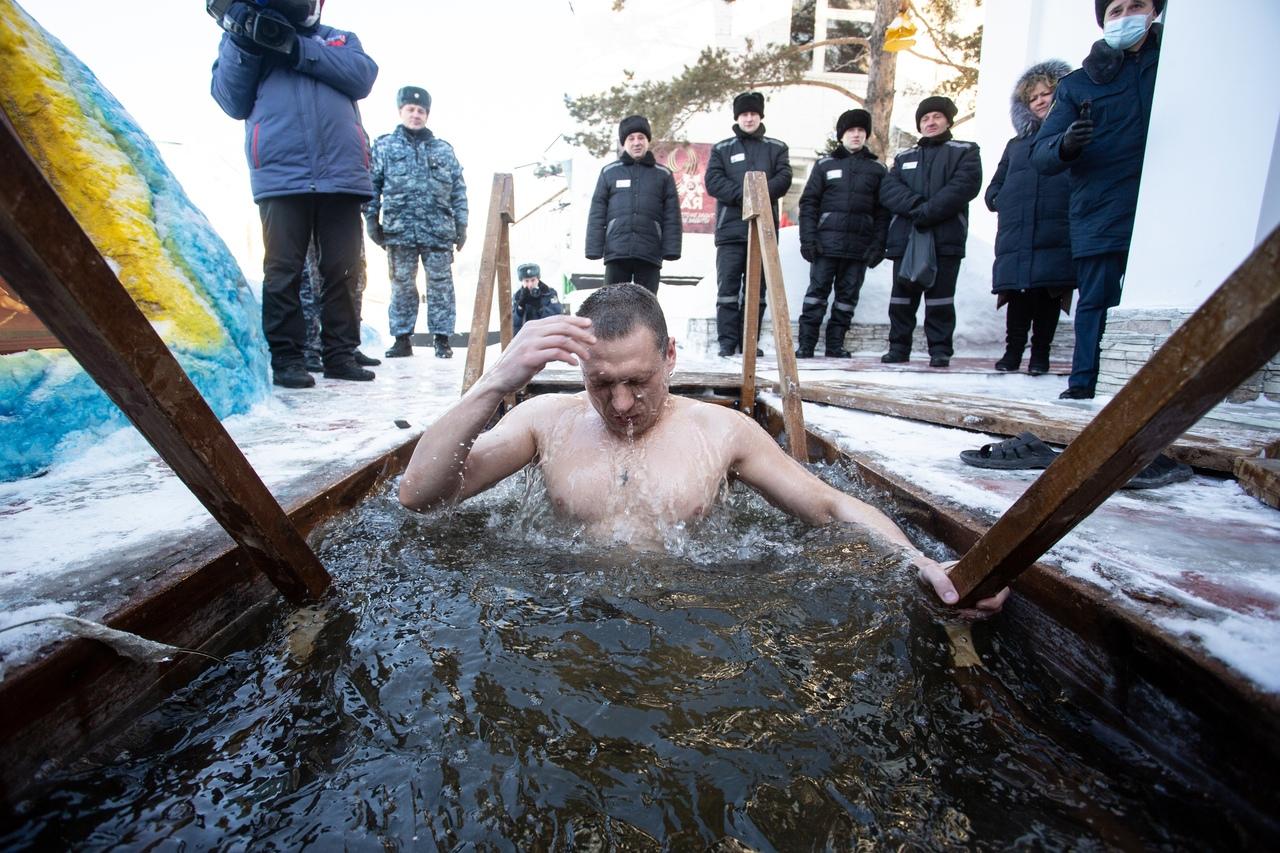 Фото В Новосибирской области 1 000 осуждённых окунулись в купели на Крещение 9