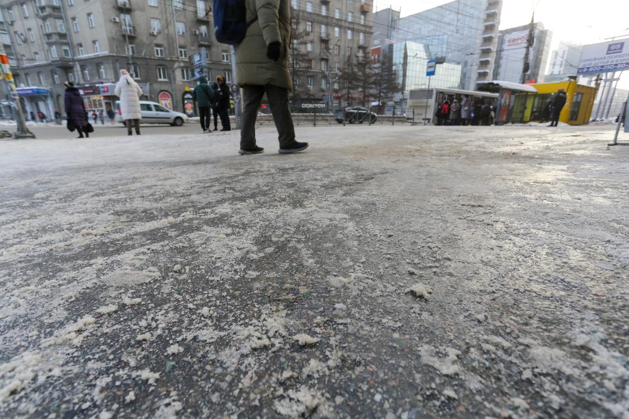 Фото Из-за резкого похолодания на дорогах и тротуарах Новосибирска образовался гололёд 2