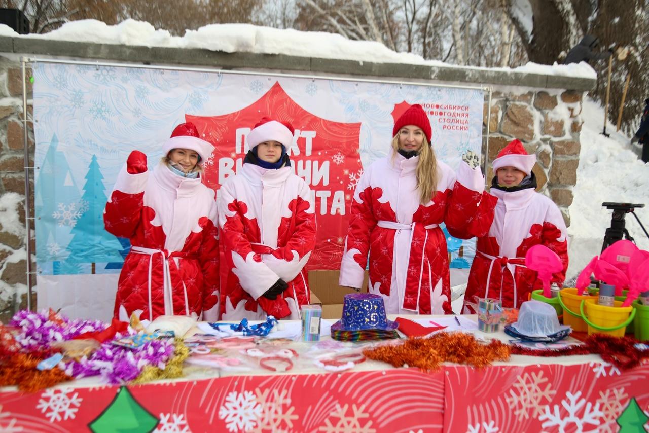 Фото В Новосибирске 2 января начался фестиваль Снежных баб — 10 лучших фото с открытия 3