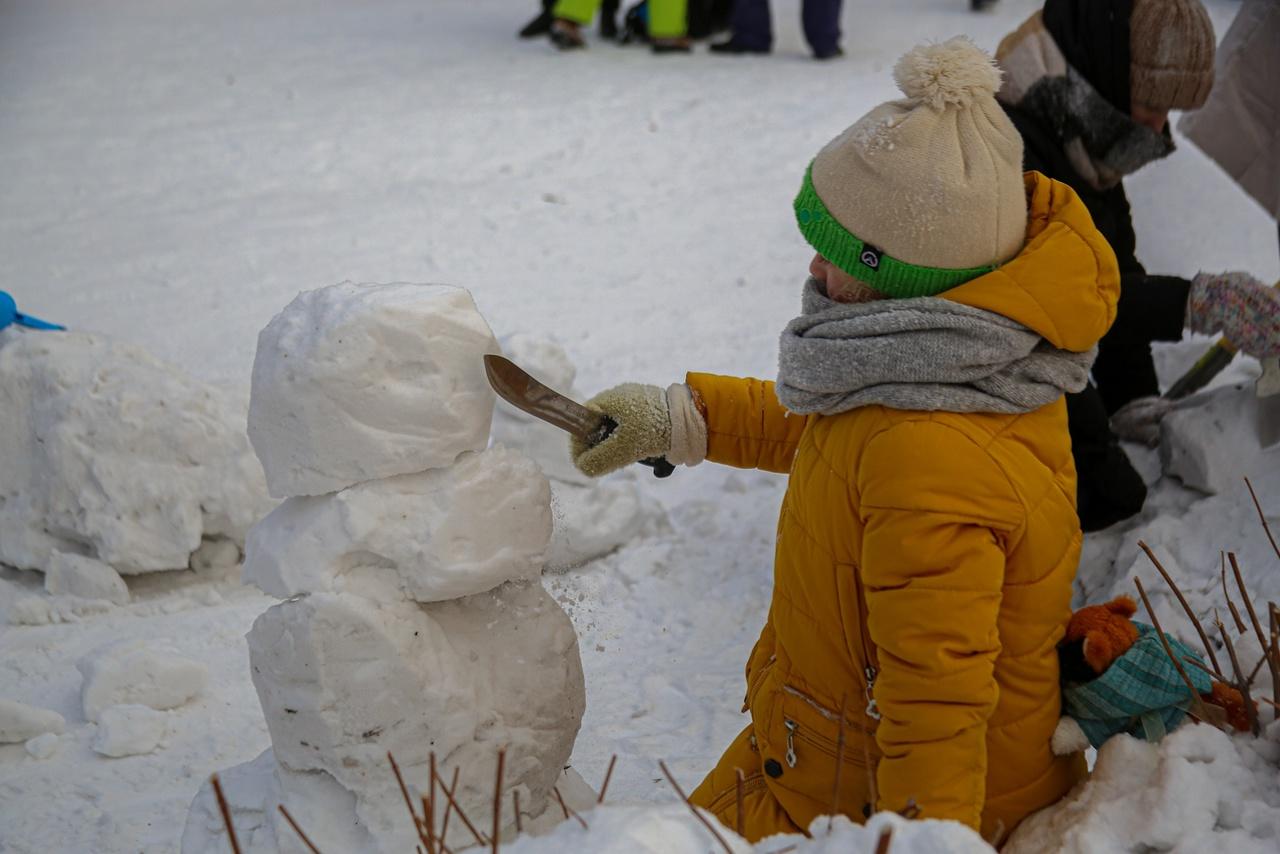 Фото В Новосибирске 2 января начался фестиваль Снежных баб — 10 лучших фото с открытия 7