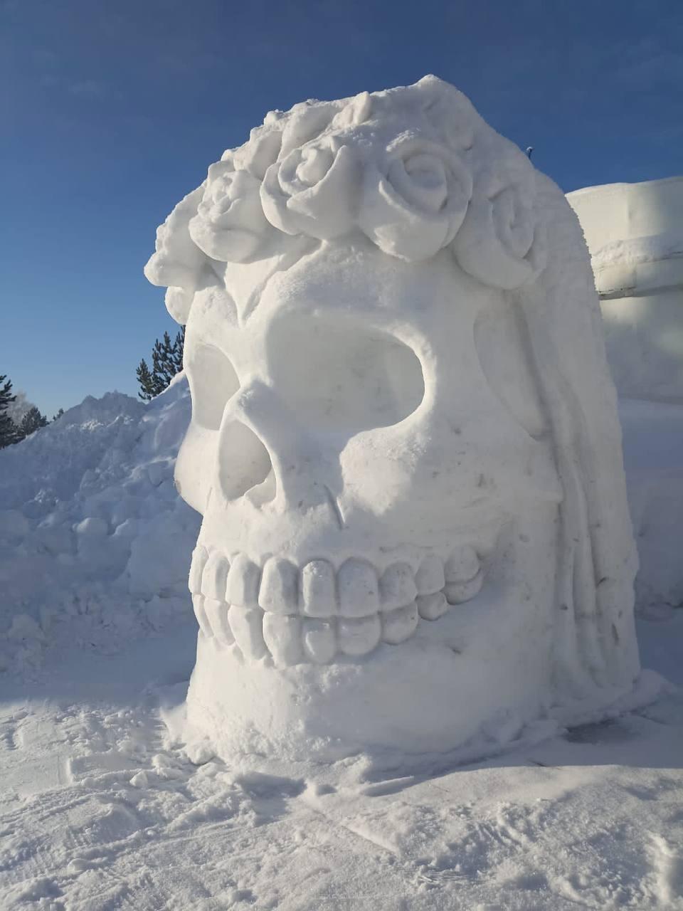 Фото Ледяной гроб и снежные череп появились у Музея смерти в Новосибирске 2