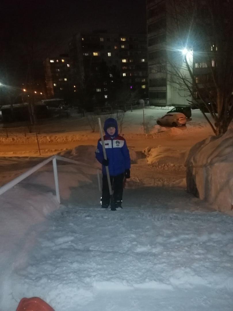 Фото «Зачем ждать и искать виноватых?»: житель  Новосибирска сам расчистил дорогу к детскому саду 2