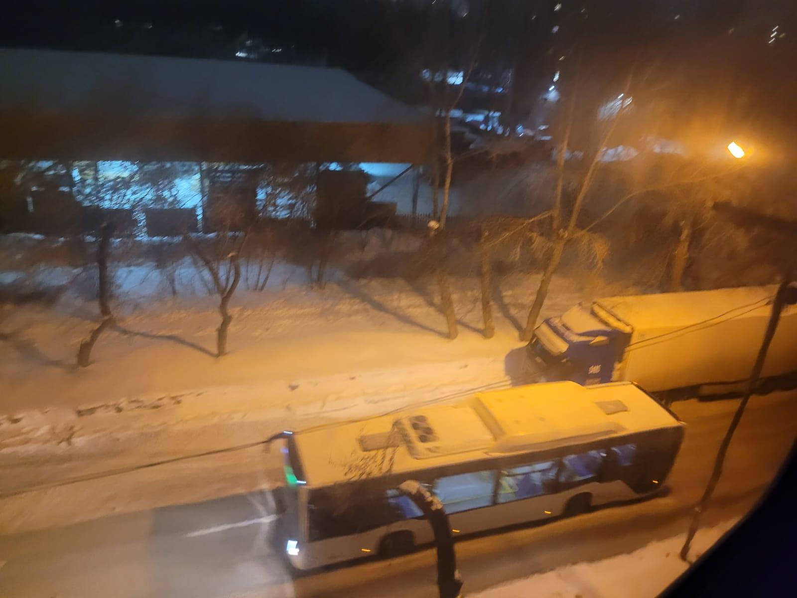 Фото В Новосибирске на улице Даргомыжского фуры оставили водителям полполосы для проезда 2