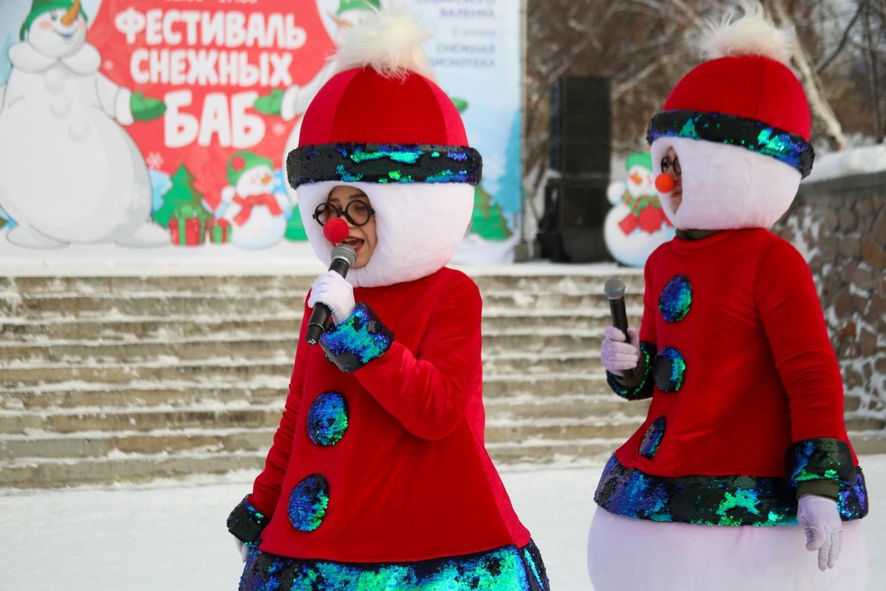 Фото В Новосибирске 2 января начался фестиваль Снежных баб — 10 лучших фото с открытия 2