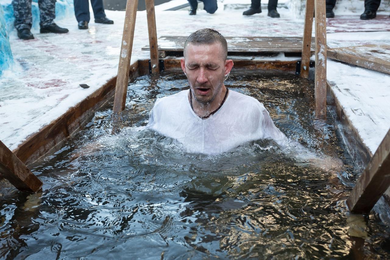 Фото В Новосибирской области 1 000 осуждённых окунулись в купели на Крещение 5