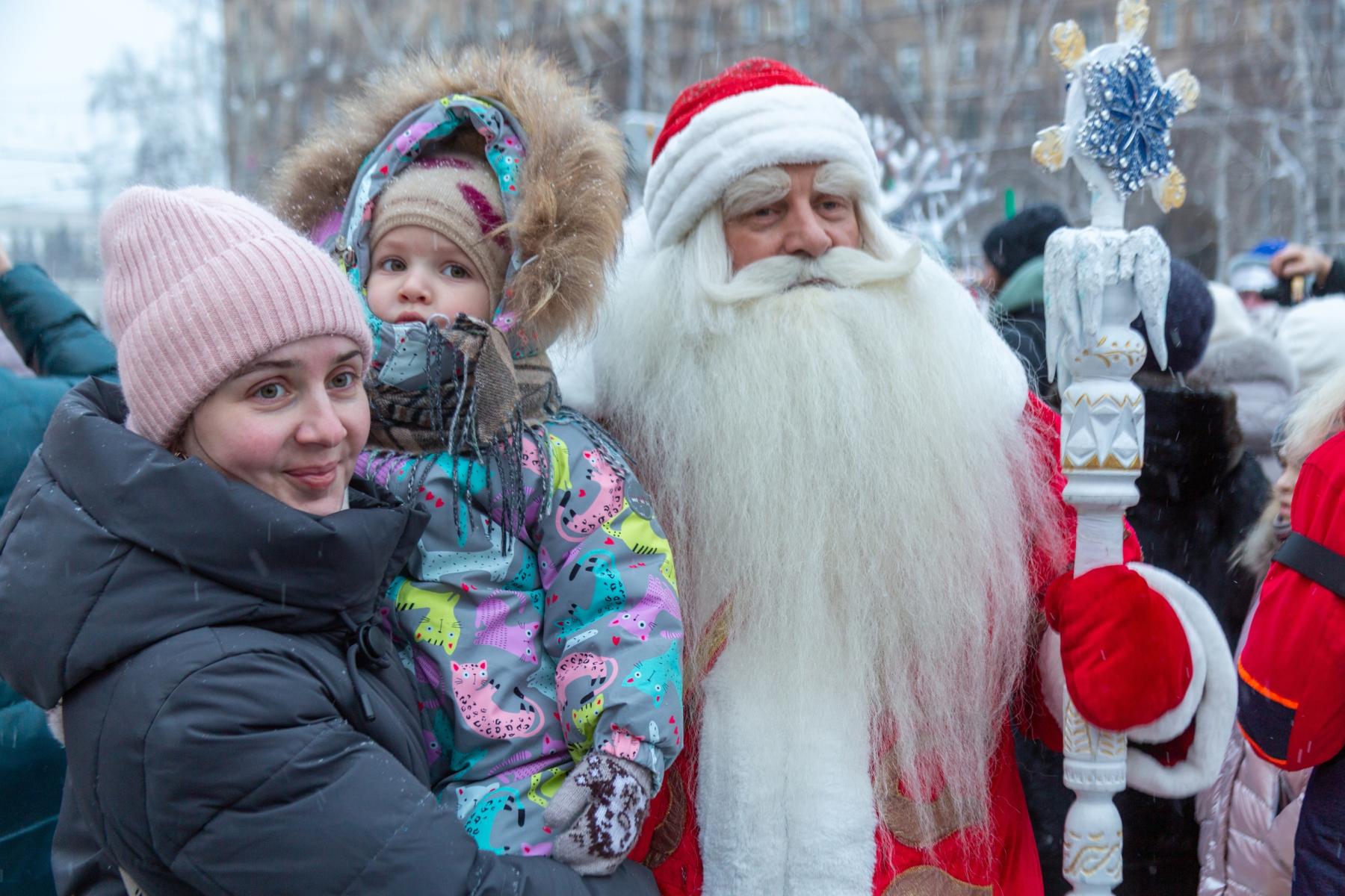 Фото В Новосибирске Дед Мороз с 23-летним стажем неожиданно для себя стал лицом новогодней столицы 3