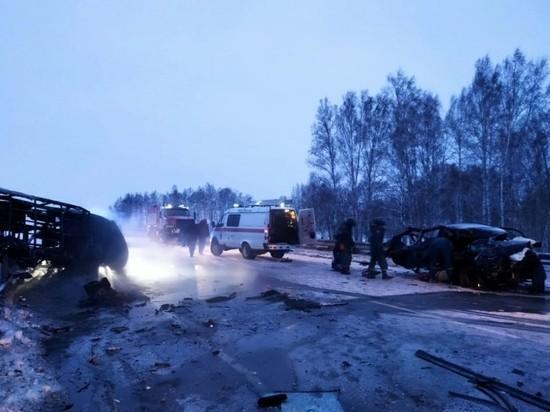 Фото «Недавно смеялись, а теперь их нет»: появились подробности гибели четырех человек в ДТП со скорой под Новосибирском 4