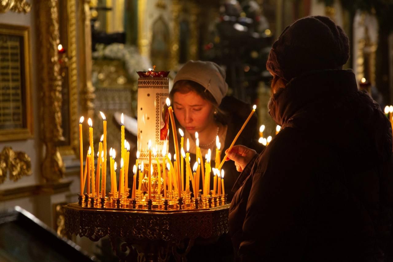 Фото Новосибирские православные христиане встретили Рождество на праздничной службе в храме  - 10 лучших фото из Вознесенского собора 4