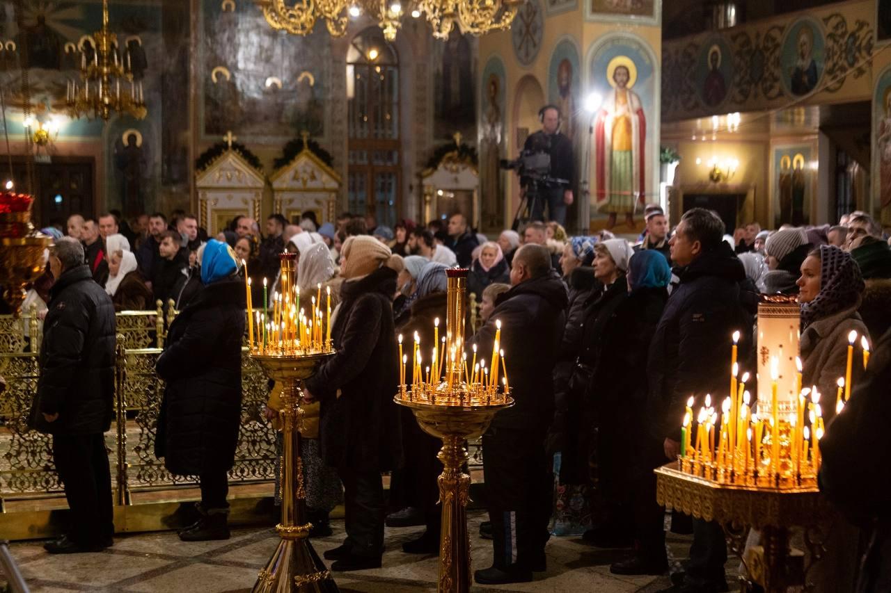 Фото Новосибирские православные христиане встретили Рождество на праздничной службе в храме  - 10 лучших фото из Вознесенского собора 10