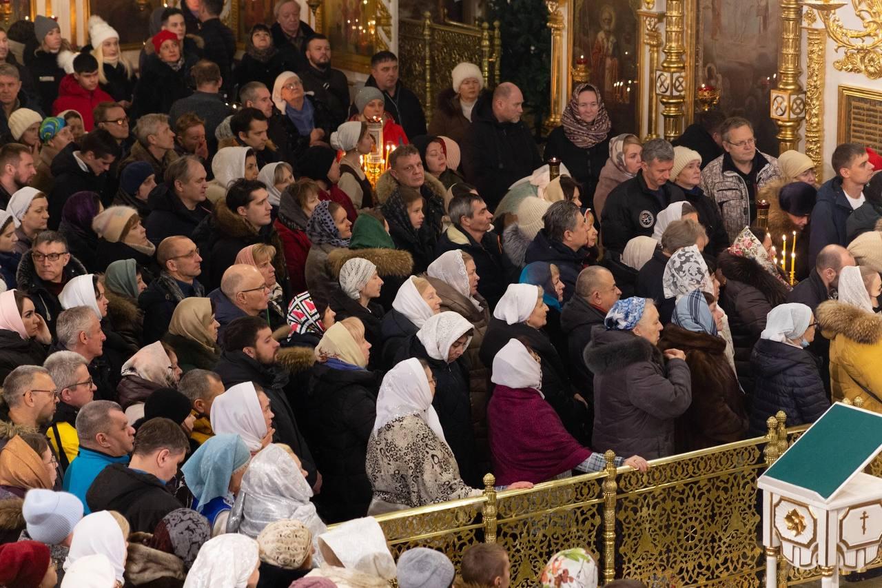 Фото Новосибирские православные христиане встретили Рождество на праздничной службе в храме  - 10 лучших фото из Вознесенского собора 9