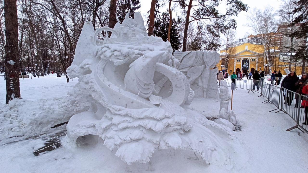 Фото В Центральном парке Новосибирска слепили 20 снежных скульптур 2