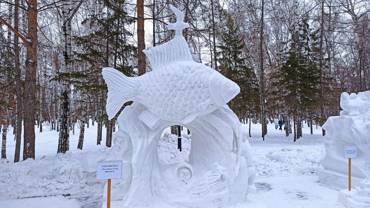 Фото В Центральном парке Новосибирска слепили 20 снежных скульптур 3