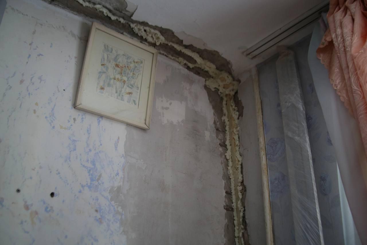 Ремонтировали дом в продолжении месяца. Треснул дом в Новосибирске. Треснул дом от Морозов. В Новосибирске треснула пятиэтажка. Дом лопнул напополам.