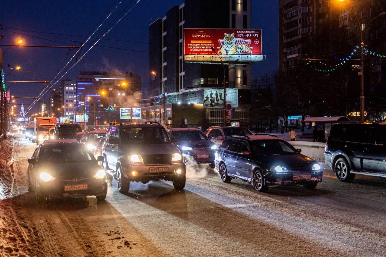 Фото «Достал монтировку и сломал руку»: таксист из Новосибирска рассказал, почему не забирает пьяных девушек из клубов и сколько зарабатывает за 12 часов за рулем 4