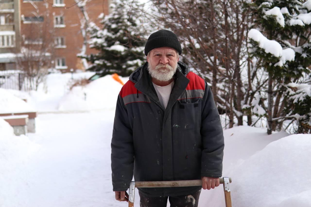 Фото «Зовут дядей Юрой»: бывший моряк из Новосибирска рассказал, как стал дворником и почему детей пугают его профессией 2