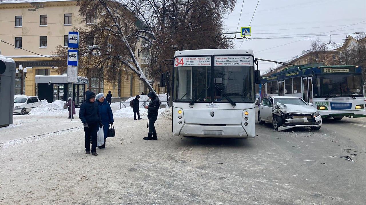 Фото В Новосибирске иномарка сбила пешехода и врезалась в автобус №34 2