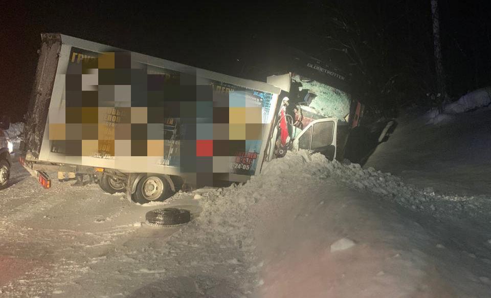 Фото Водитель ГАЗ погиб при столкновении с грузовиком Volvo под Новосибирском 2