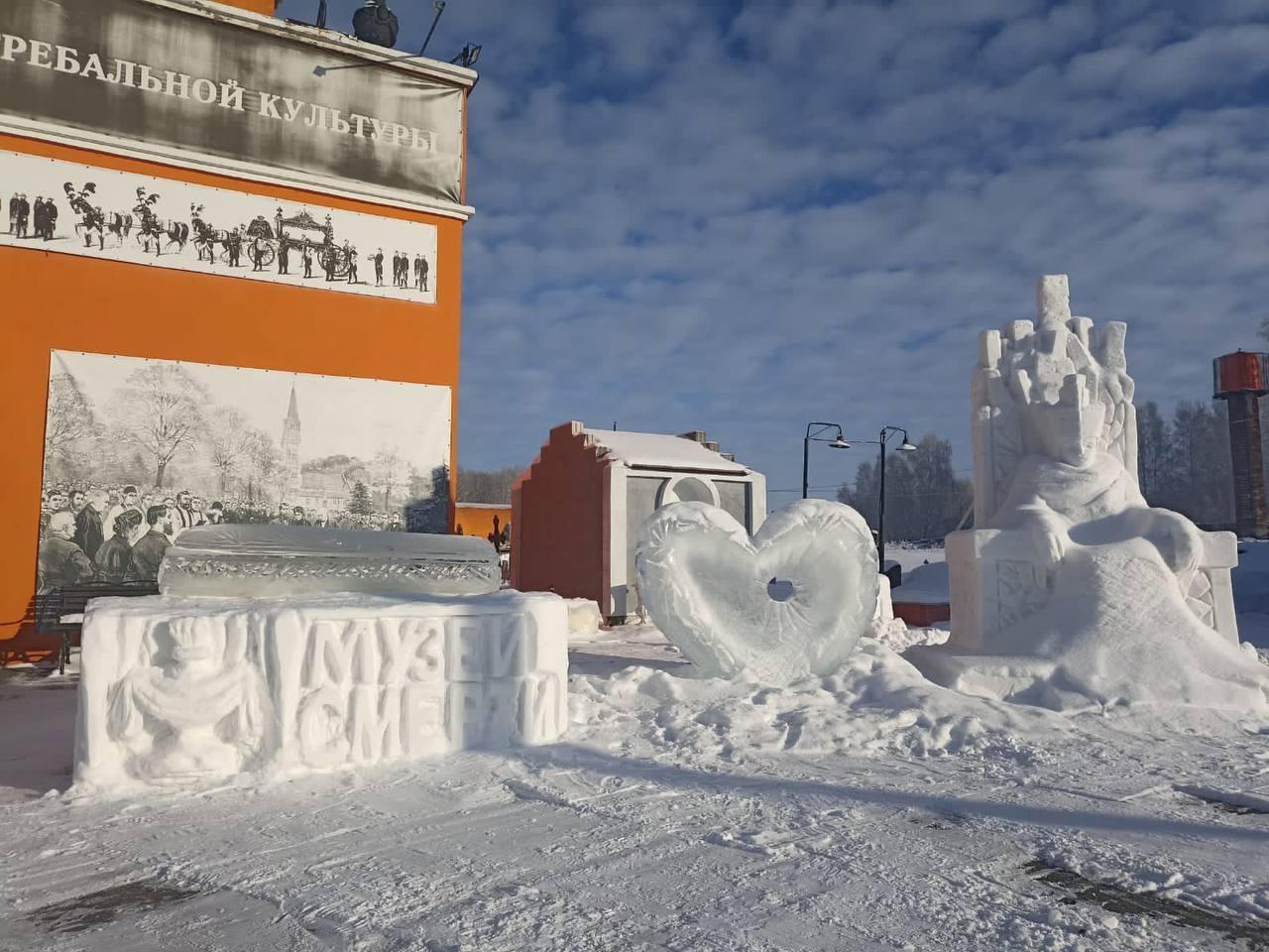 Фото Ледяной гроб и снежные череп появились у Музея смерти в Новосибирске 3