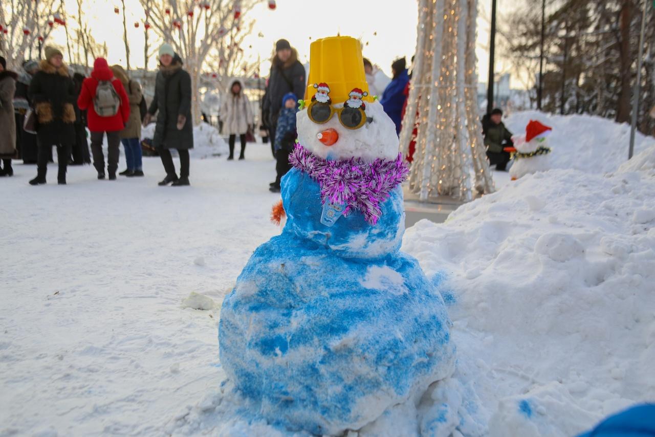 Фото В Новосибирске 2 января начался фестиваль Снежных баб — 10 лучших фото с открытия 11