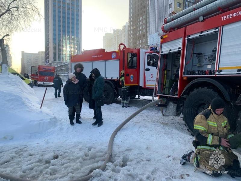 Фото Ветеран МЧС России спас женщину из горящего жилого дома в Новосибирске 2