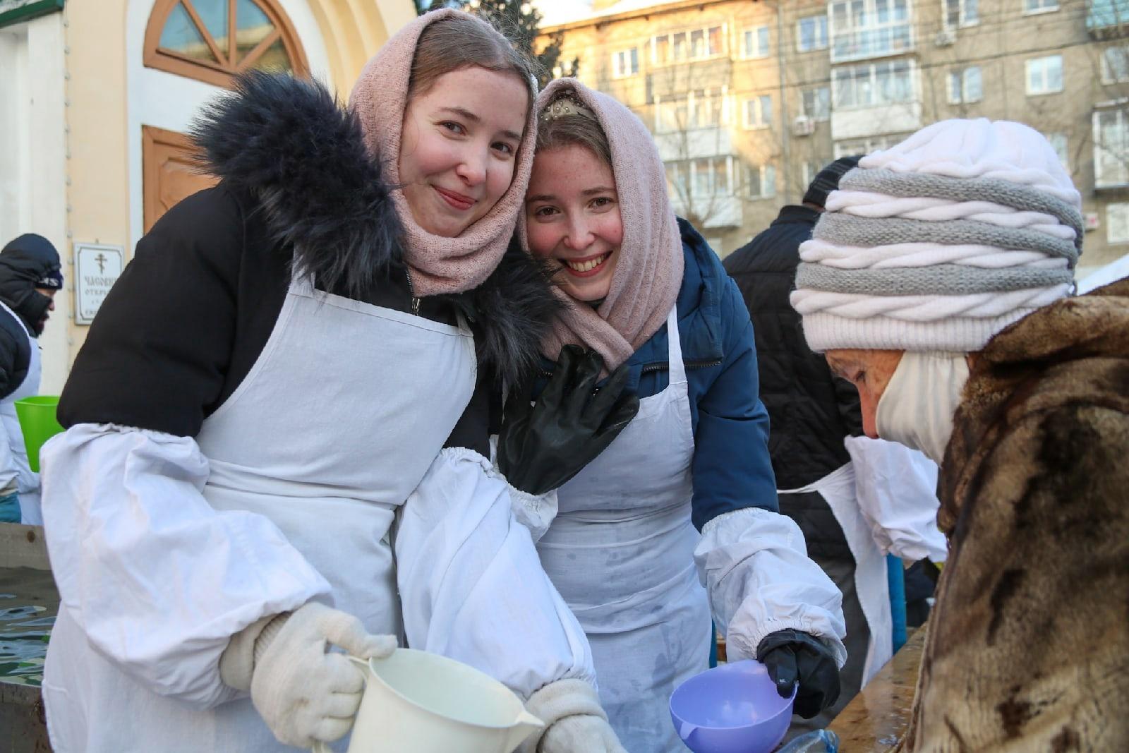 Фото Двойняшки из Новосибирска рассказали, почему не окунаются в прорубь на Крещение 6
